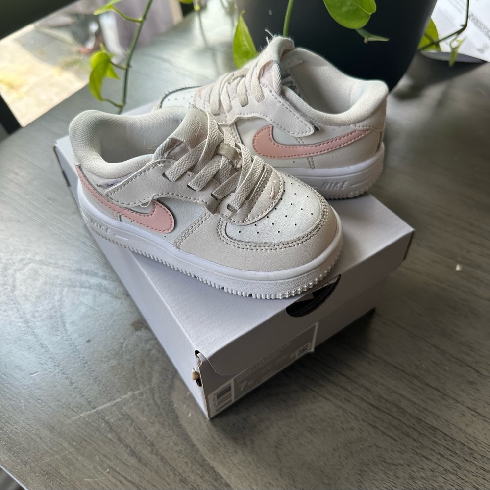 Nike Force 1 Low EasyOn TD Sneakers – White/Pink (Size 7C)